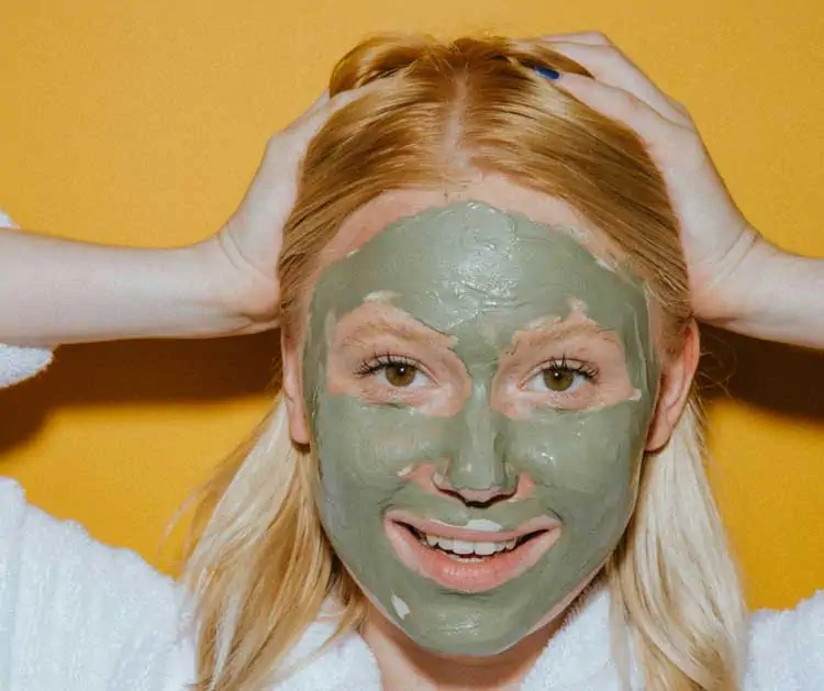 Maschera all'argilla verde sul viso per combattere i pori dilatati