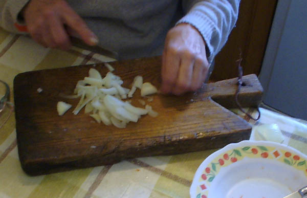 Insalata mista di gamberetti e surimi: taglio della cipolla