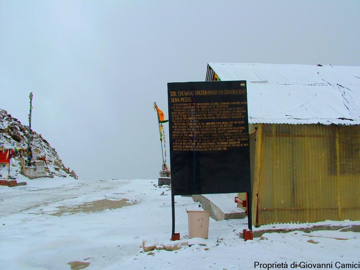 Passo khardung ((altezza 5.359 m s.l.m.), attraverso il quale si accede alla Valle Nubra
